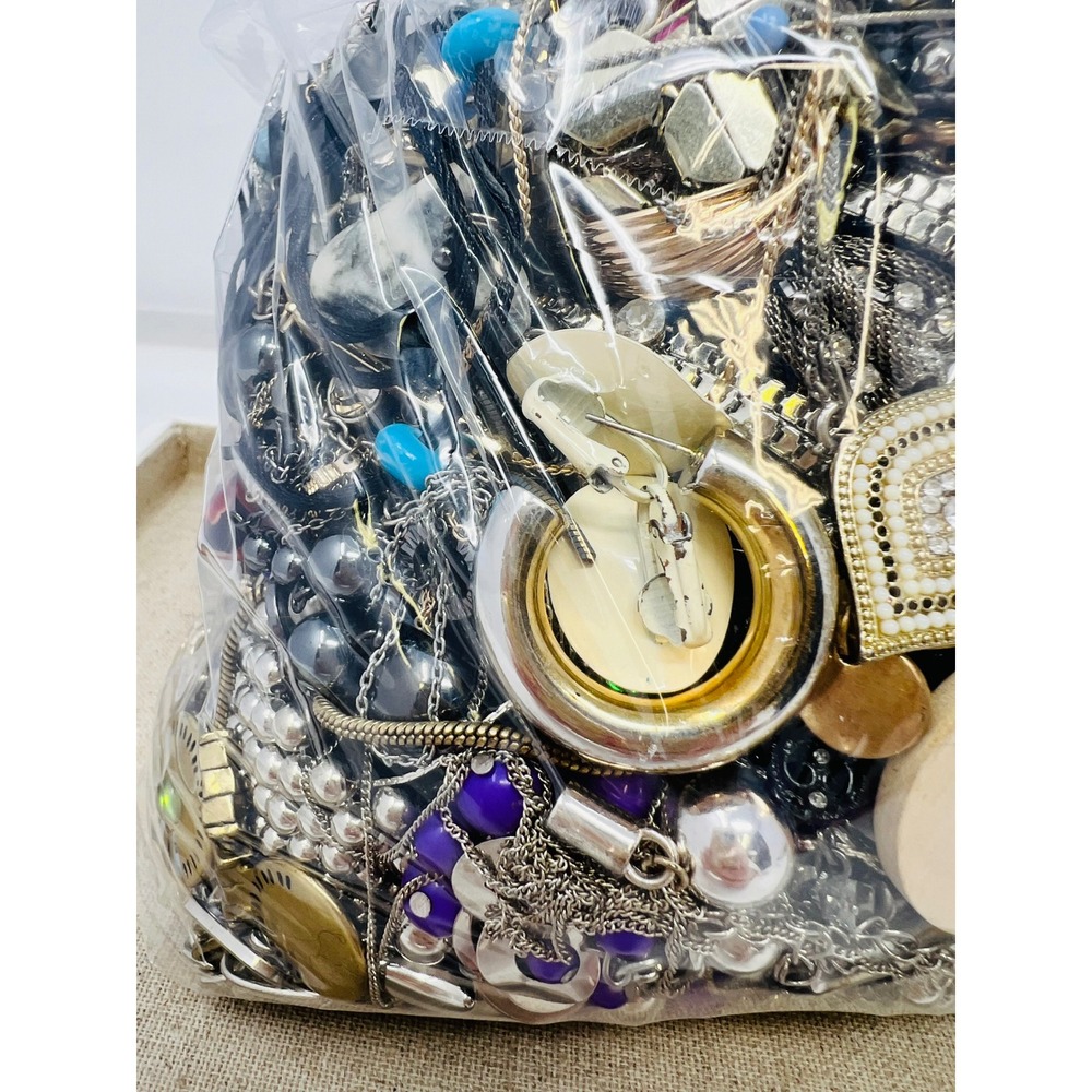 Vintage & Modern Gold & Silver Tone Mixed Metal Scrap/Wearable Jewelry Lot 8lbs - Picture 3 of 16